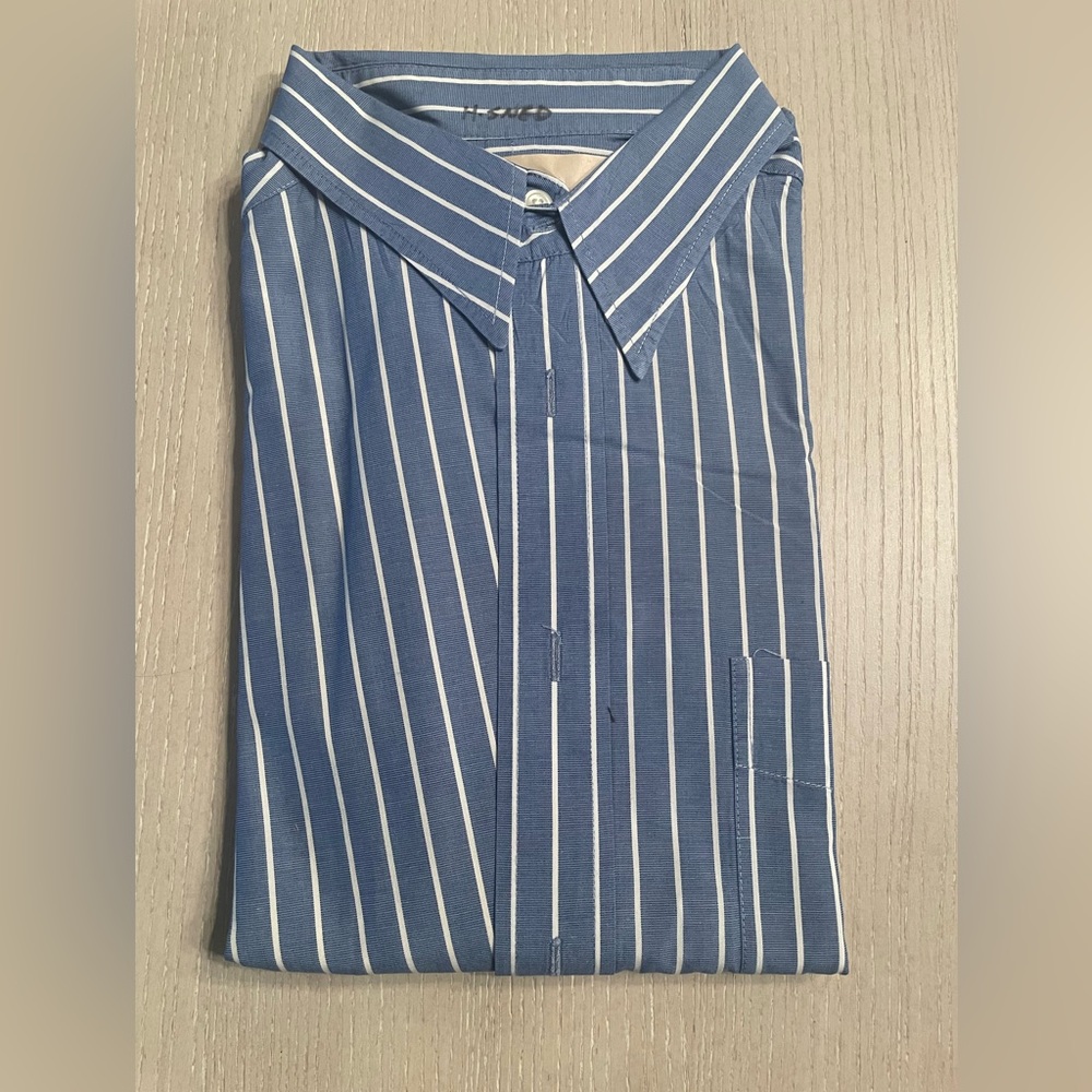 Banana Republic Button Down Shirt. 100% Cotton, size Large, Blue w/white stripes